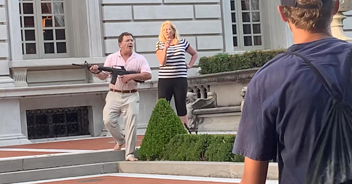 White couple aims guns at St. Louis protesters