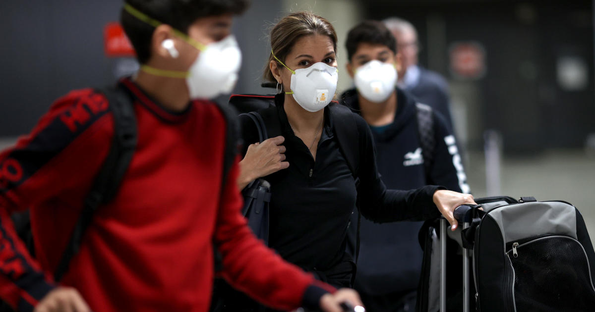 United to require passengers to wear masks in airports