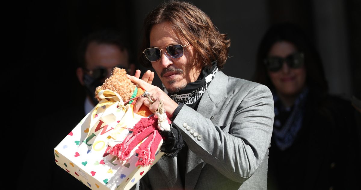 Johnny Depp hands out handwritten thank you notes and bandanas to fans at court