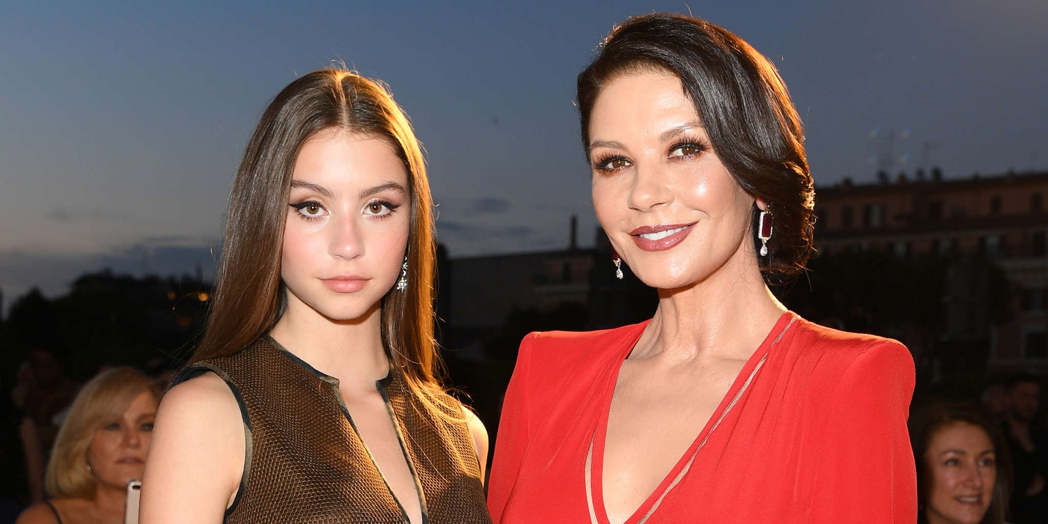 Catherine Zeta-Jones’ 17-Year-Old Daughter Carys Stuns In New Pic And Fans Can’t Get Over How Much She Looks Like Her Mom!