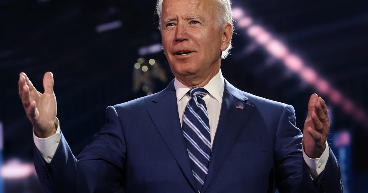 Republican national security officials back Biden