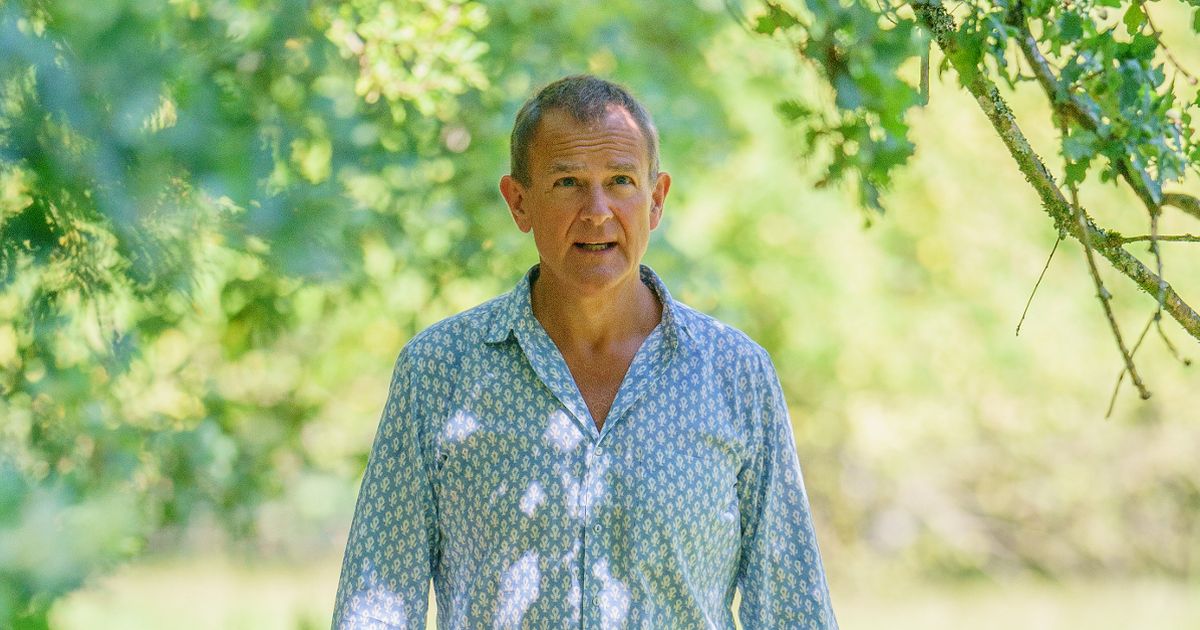 Hugh Bonneville looks unrecognisable as parades weight loss in summer outfit