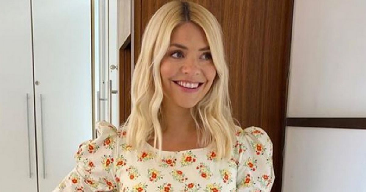 Holly Willoughby gives rare look at her freckles in sun-kissed selfie