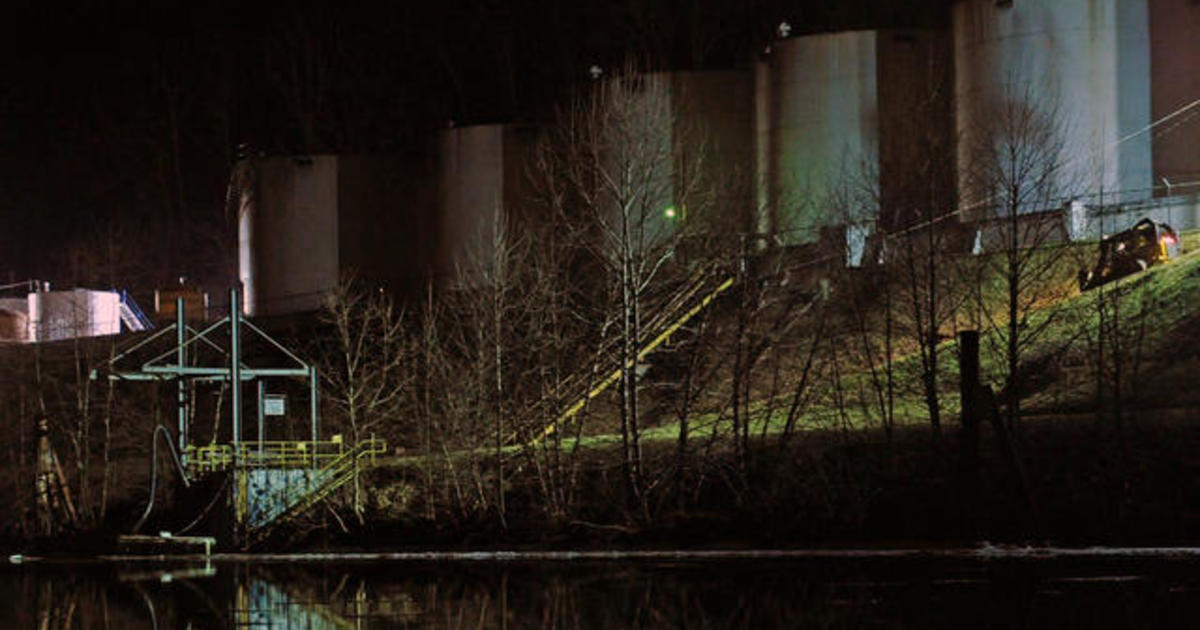 W. Va. chemical spill cuts water to 300K, forces closures