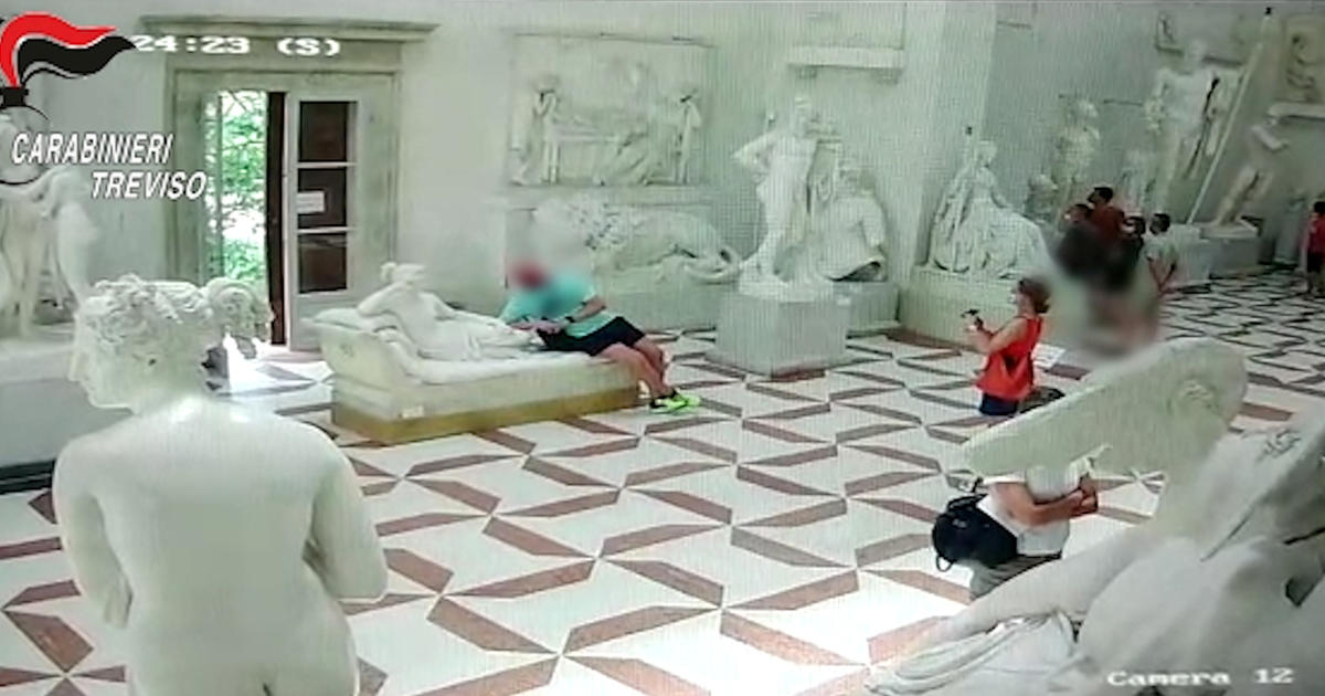 Tourist damages 200-year-old Italian sculpture during photo op