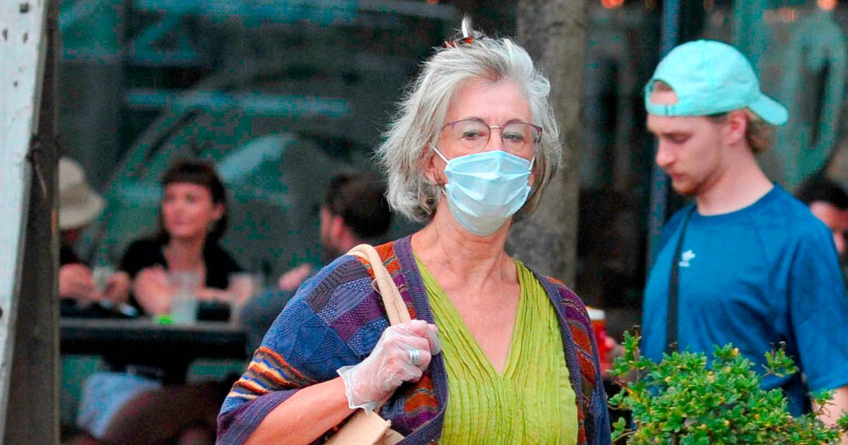 Corries’s Maureen Lipman joins co-stars in pub for boozy outing after work