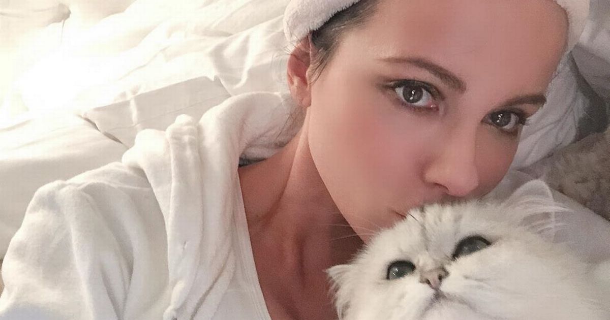 Kate Beckinsale treats cat Clive to tiny hammock for joint sunbathing sessions