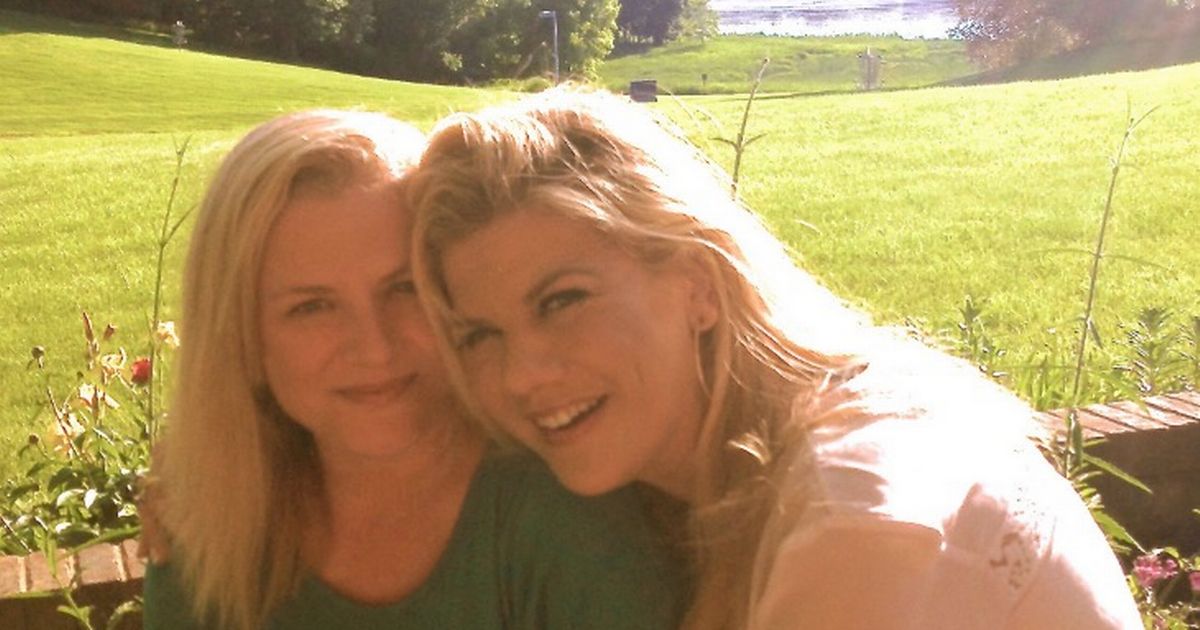 Kristen Johnston pays tribute as sister Julie dies after addiction battle