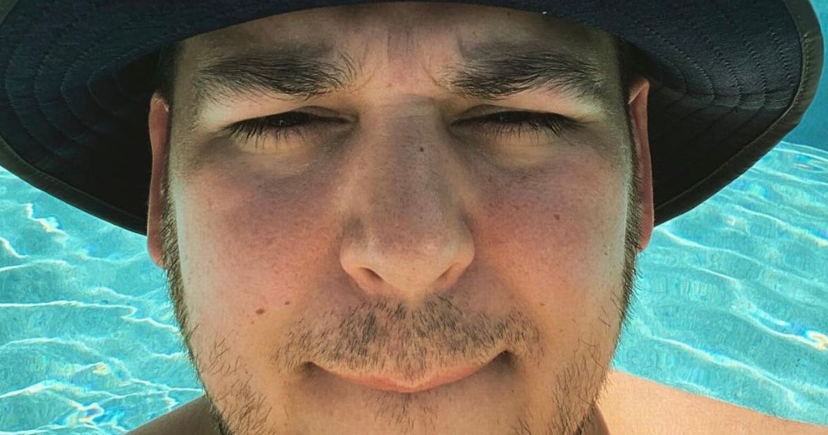 Rob Kardashian poses shirtless by the pool as he shows off stunning weight loss