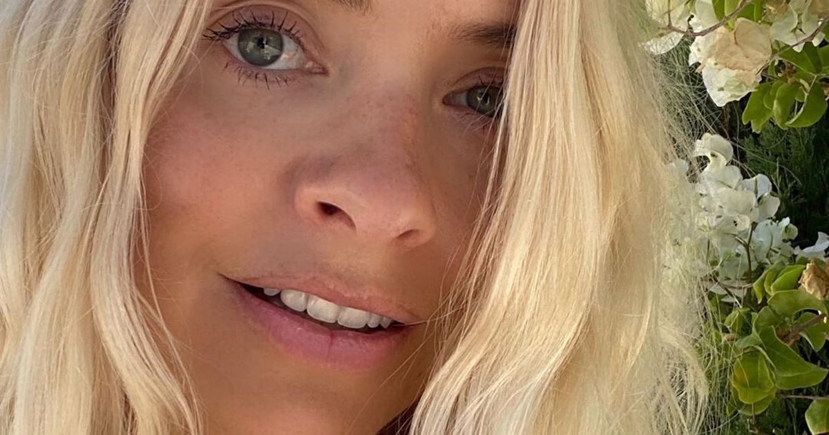 Holly Willoughby is ‘rockin and rechargin’ as she stuns in cute crystal necklace