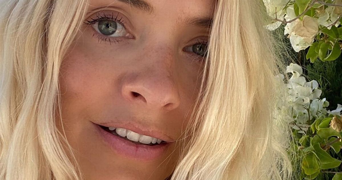 Holly Willoughby sobs as she watches dad tick off dream bucket list challenge