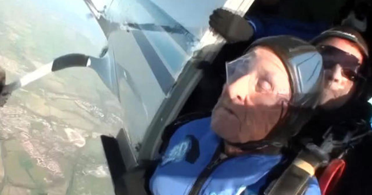 Man, 93, fulfills promise to dying wife with 10,000-foot jump