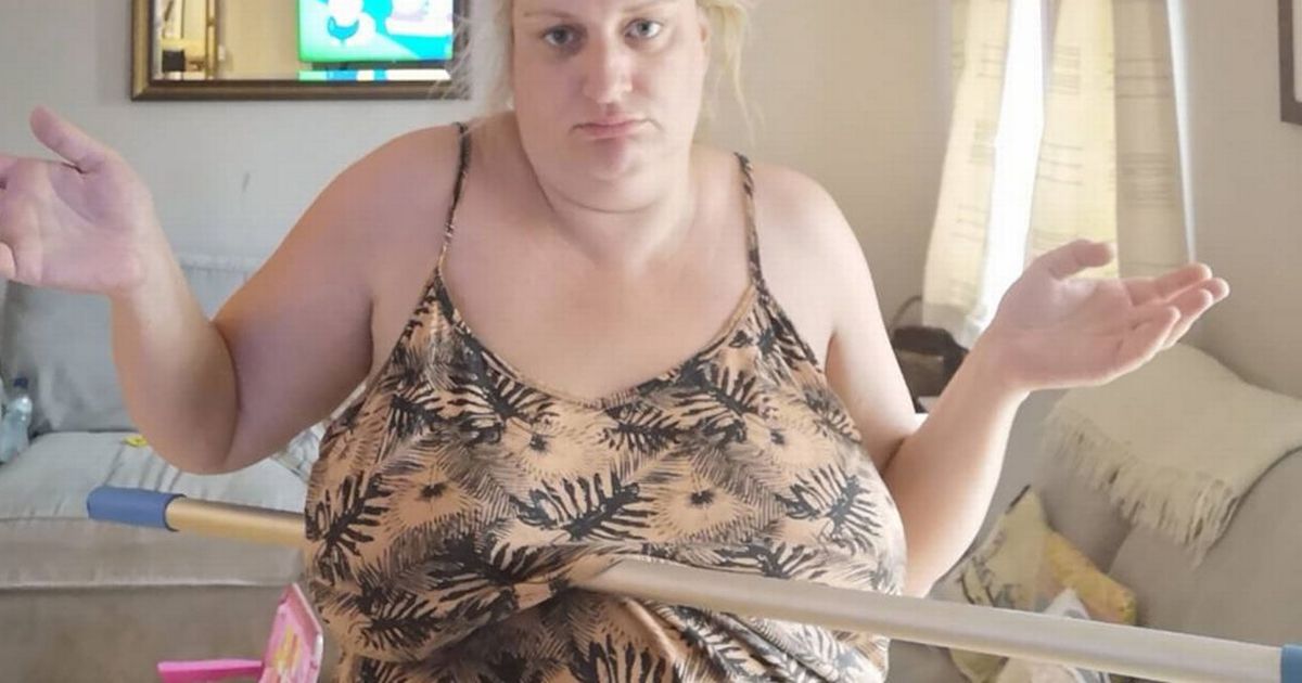 Daisy May Cooper proves she’s a ‘real woman’ by sticking a mop under her boobs