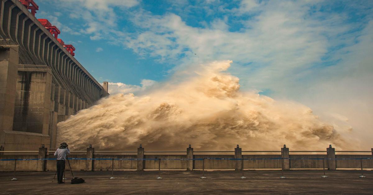 Thousands evacuated as record flooding tests massive Chinese dam