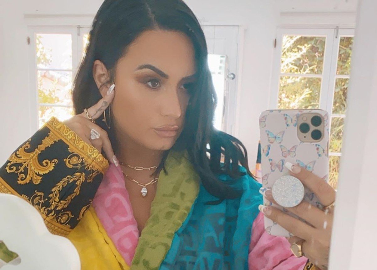 Demi Lovato Is Colorful In Luxurious Versace Robe