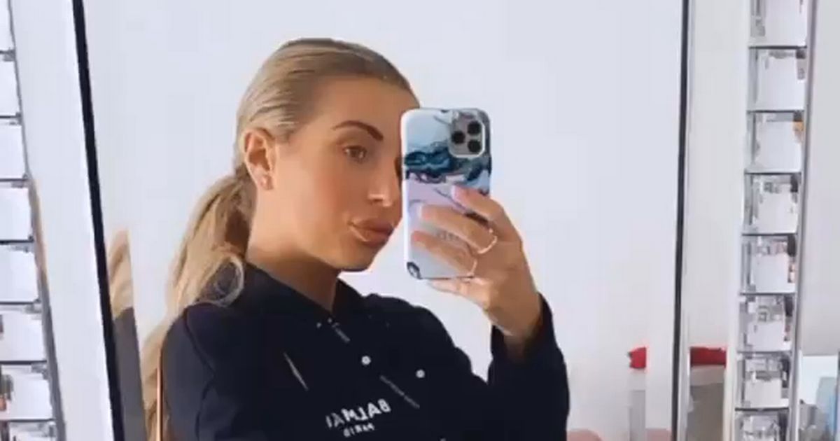 Pregnant Dani Dyer moans about struggle to find maternity clothes in sweet snap