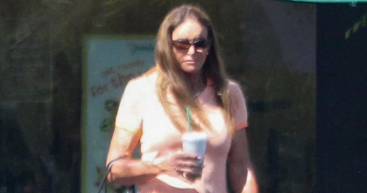 Caitlyn Jenner strolls to Starbucks to pick up a coffee without a face mask