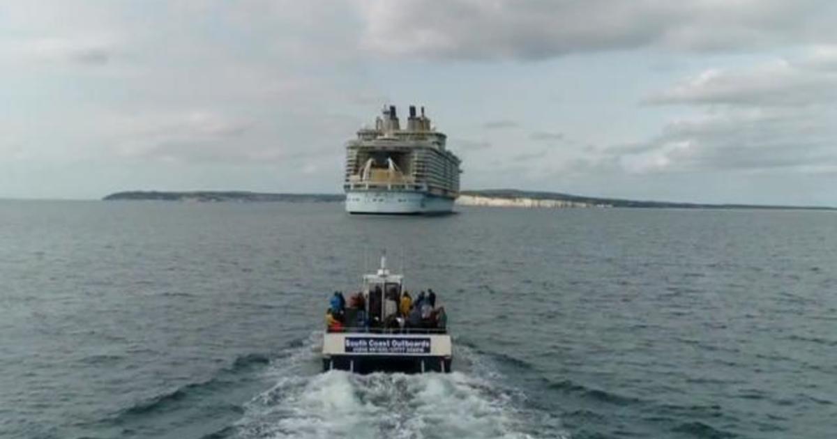 Empty cruise liner “ghost ships” attract tourists during pandemic