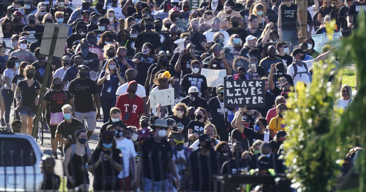 Thousands protest killing of Breonna Taylor at Kentucky Derby