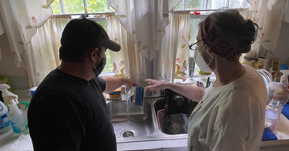 Electrician helps woman repair her home — for free