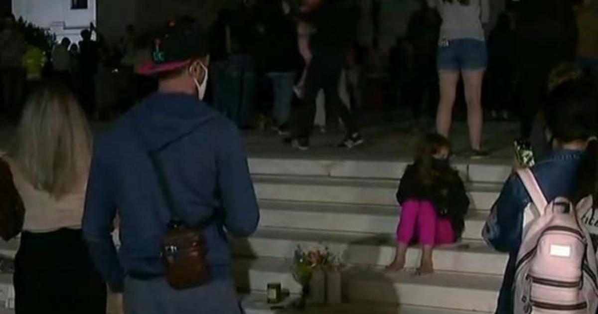 Large crowds gather outside Supreme Court to honor Ruth Bader Ginsburg