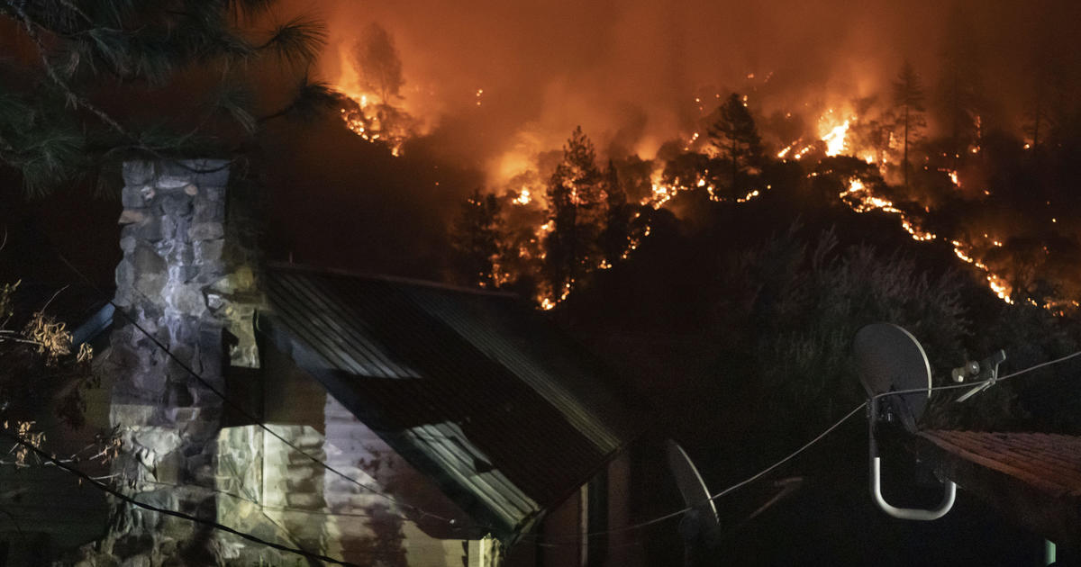 Western wildfires turn more deadly, spur mass evacuations