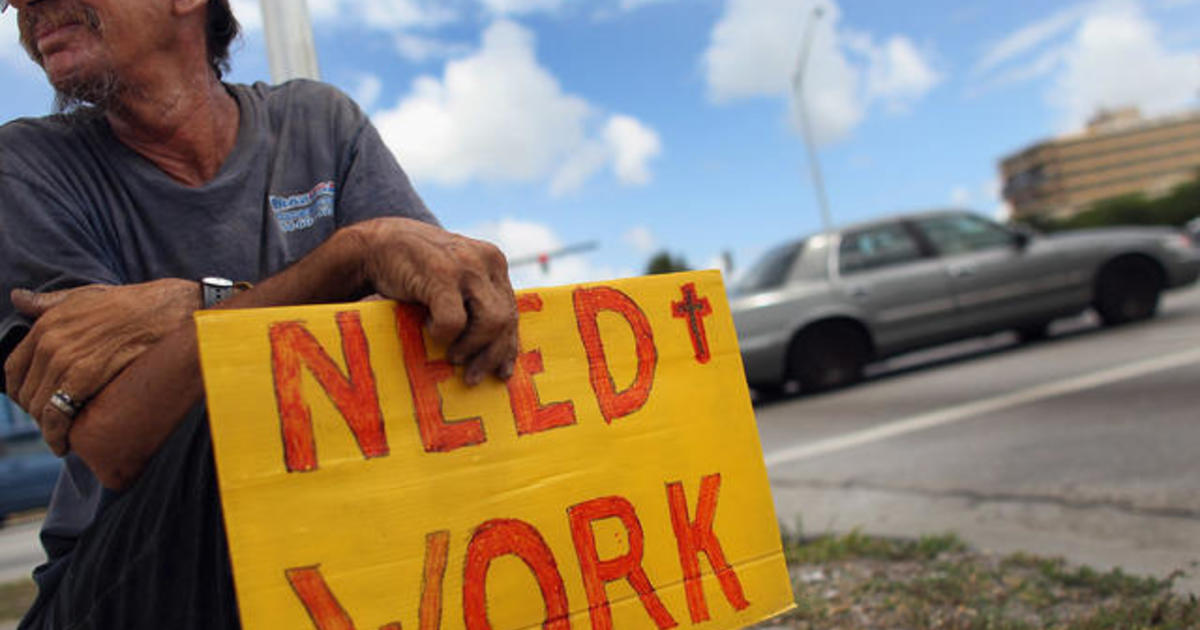 U.S. weekly jobless claims fall below 1 million but layoffs remain high