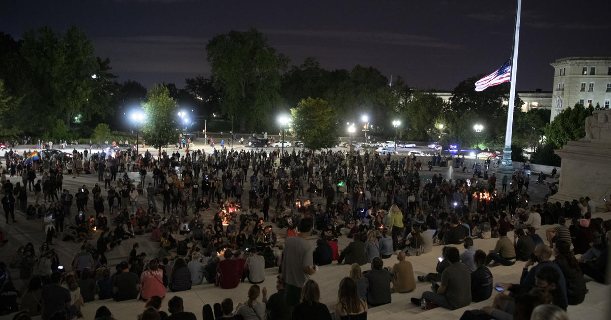 Large crowds pay tribute to RBG outside Supreme Court