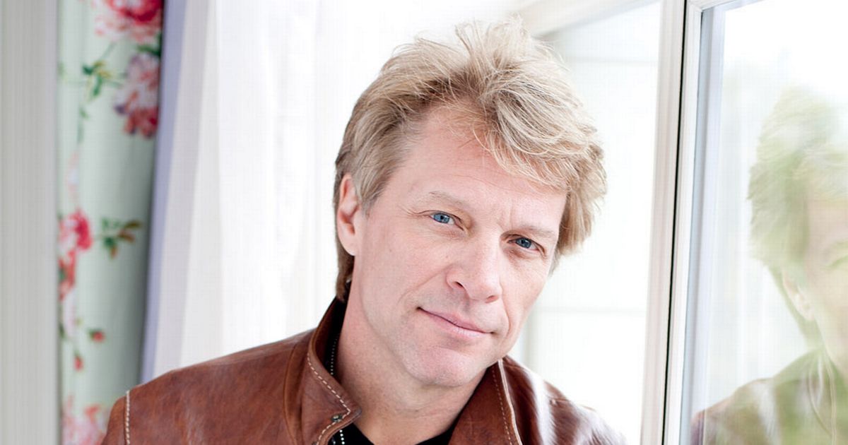 Jon Bon Jovi looks totally different with grey hair as he chows down on pizza