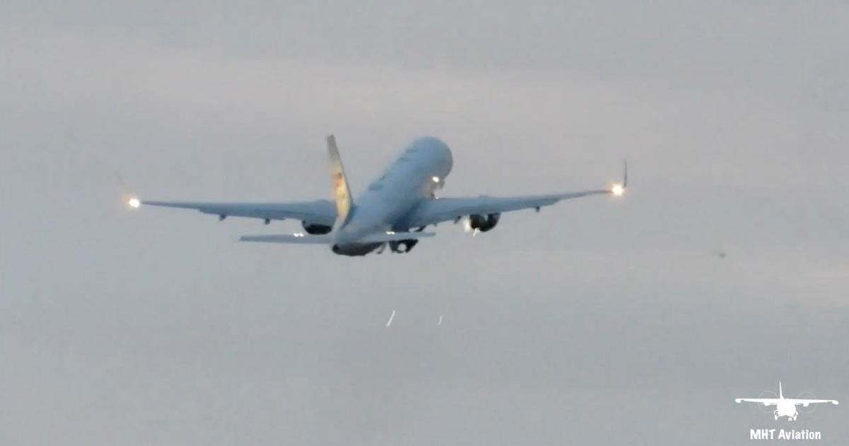 Pence plane hits bird, returns to New Hampshire airport