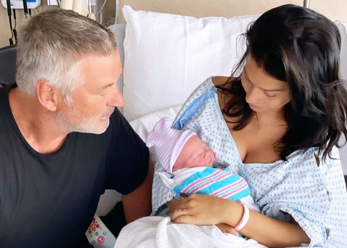 Hilaria Baldwin Shares Breastfeeding And Family Photos With Alec Baldwin And Their Five Children!