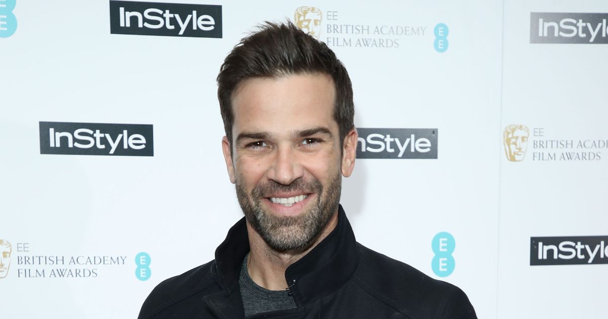 Gethin Jones teases fans and celebrity pals as he wears glistening wedding band