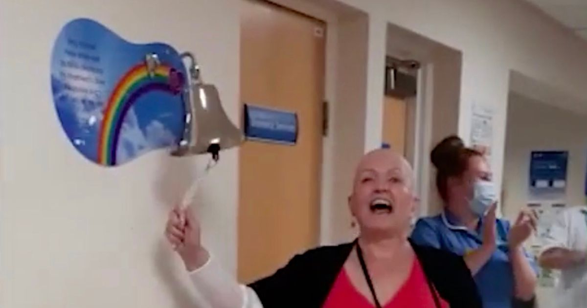 Linda Nolan rings hospital bell to celebrate the end of her chemotherapy