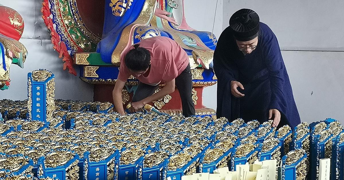 Taoist priest’s memorial tablets honor China’s COVID “heroes’ spirits”