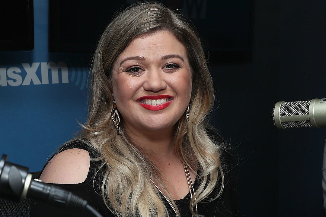 Kelly Clarkson Says She Won’t Discuss Her Kids Because She’s A ‘Mama Bear’ And Her ‘Kids Come First’