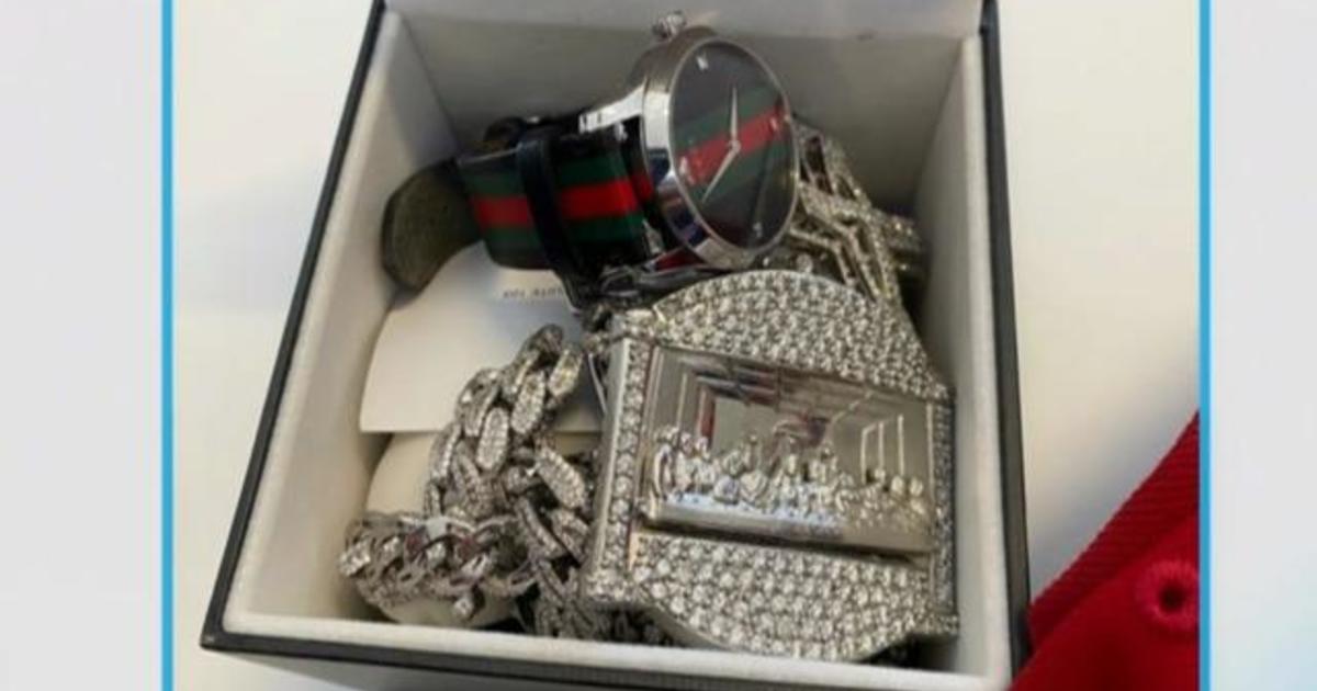 CBS News reporter finds, turns in $40,000 of lost jewelry at Dallas airport