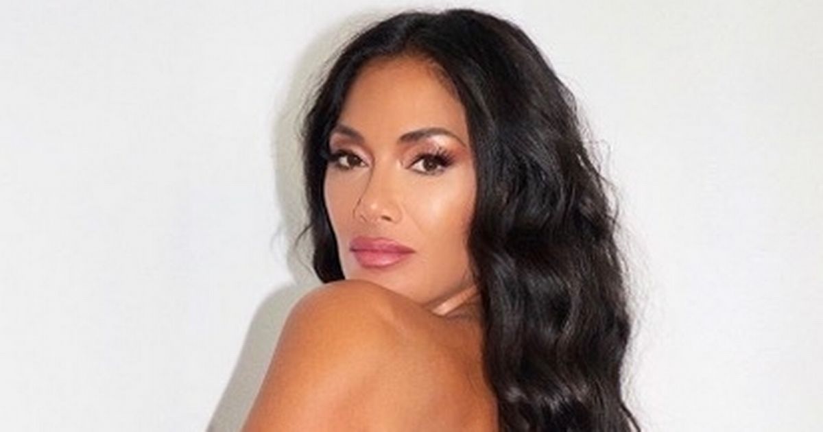 Nicole Scherzinger shows off incredible toned legs with impressive yoga pose