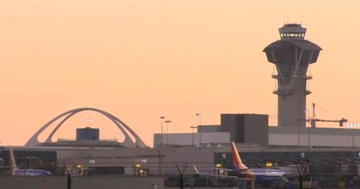 Pilot reports another jetpack flying by airplanes near LAX