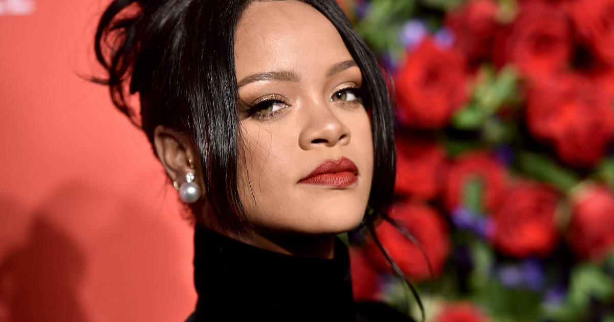 Rihanna apologizes to Muslims for song in fashion show