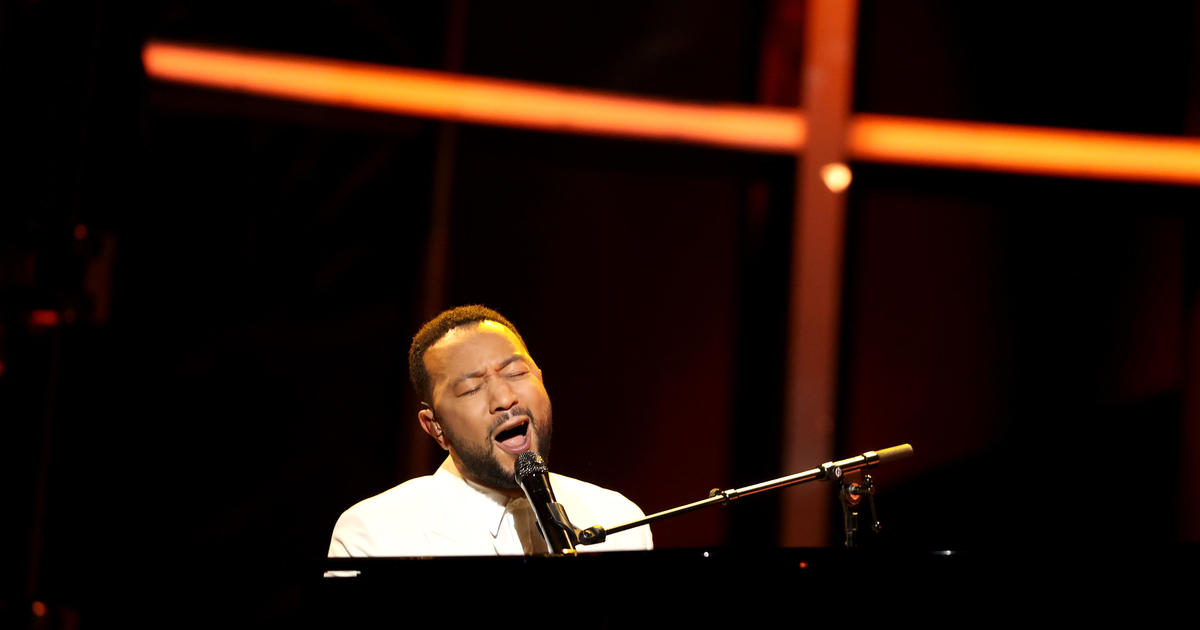 John Legend dedicates emotional performance to Chrissy Teigen