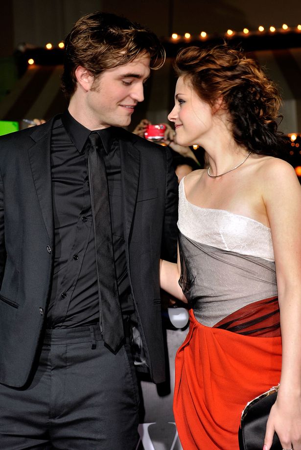 Actor Robert Pattinson (L) and actress Kristen Stewart