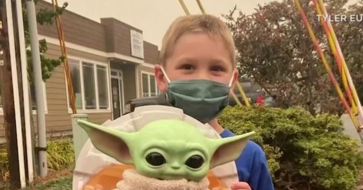 5-year-old donates Baby Yoda doll to firefighters so they have a friend