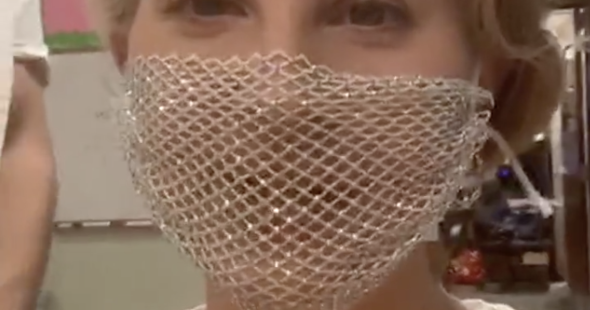 Singer criticized for wearing mesh mask while meeting fans