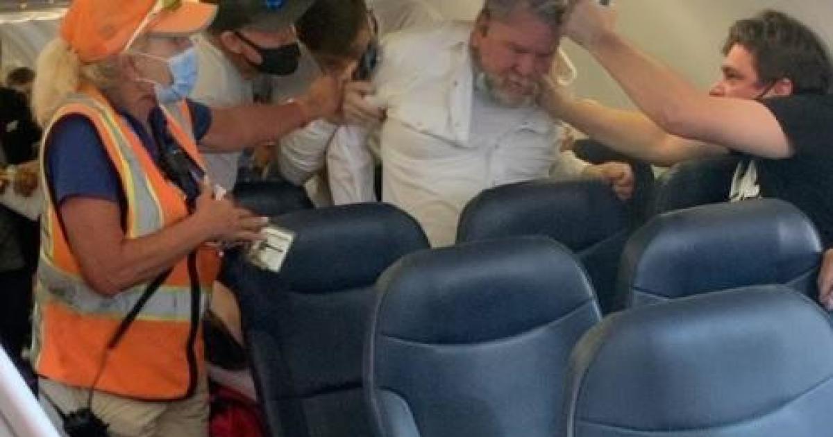 Man removed from flight after fight over refusal to wear mask