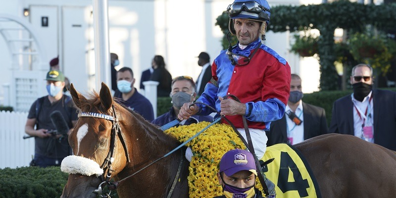 Swiss Skydiver outsprints Authentic to win Preakness