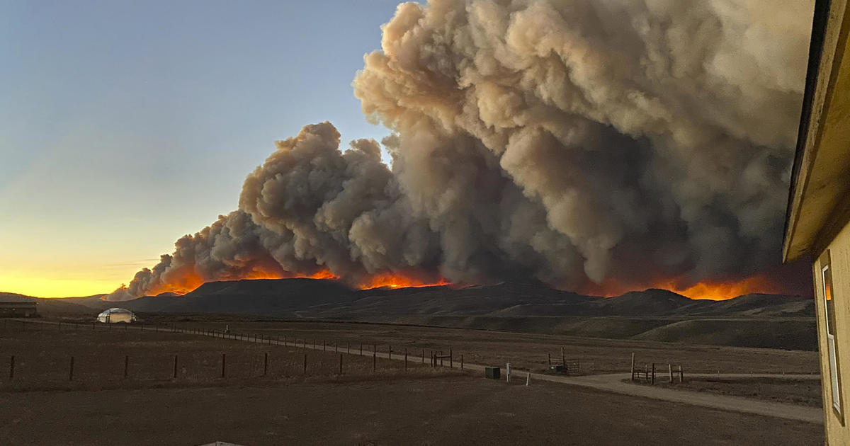 5 people unaccounted for as Colorado wildfires grow to record size