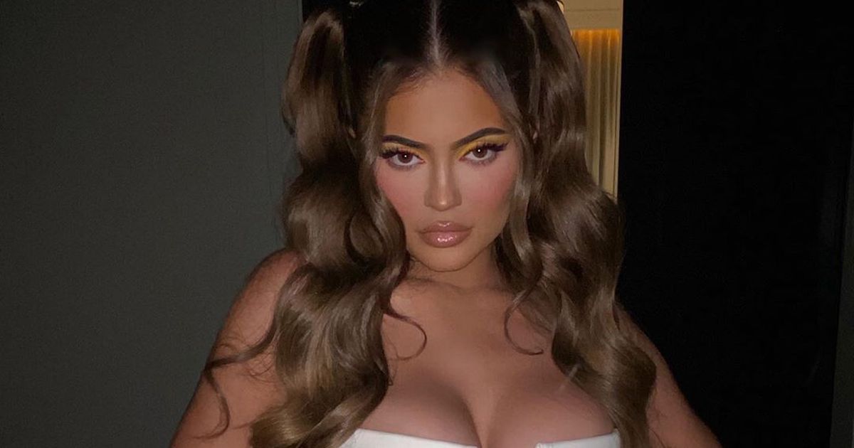 Kylie Jenner parades sensational curves and ‘tiny waist’ in minuscule bra