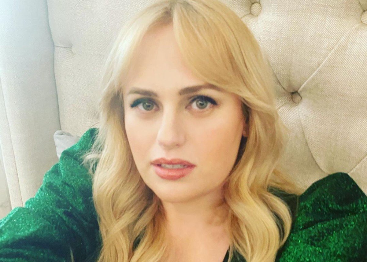 Rebel Wilson Shimmers In Emerald Green Jumpsuit