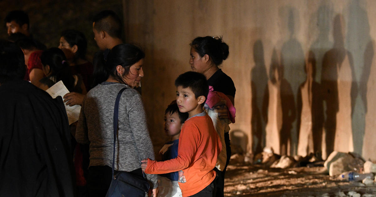 Hundreds of parents separated from kids at the border remain “unreachable”