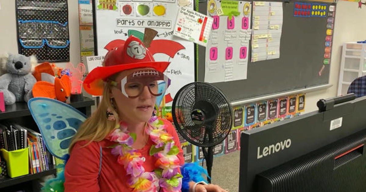 Texas kindergarten teacher keeps students engaged with remote puppet shows